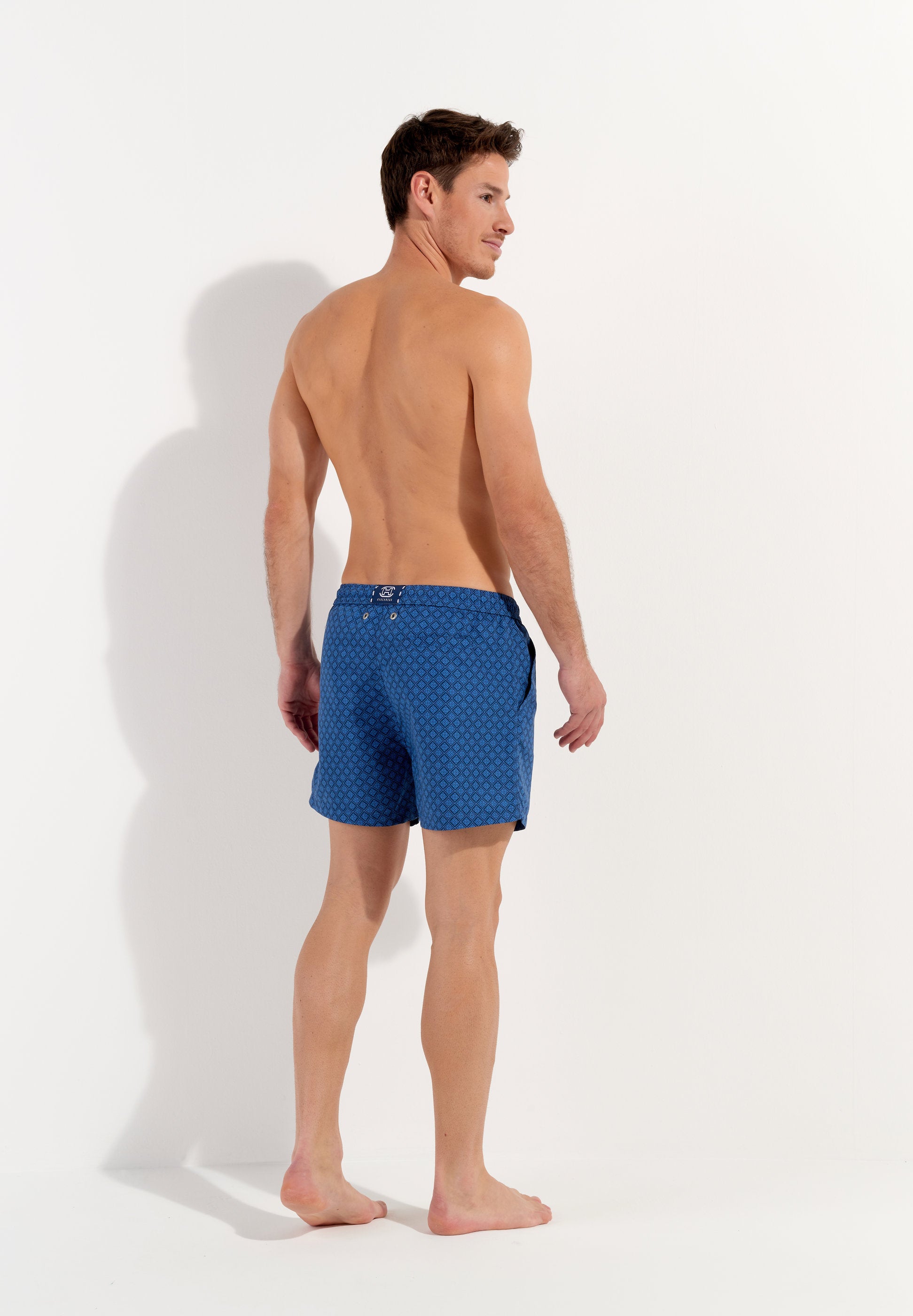 hom-h-fresh-hendaye-402935-short-de-plage-bleu-losanges image 5