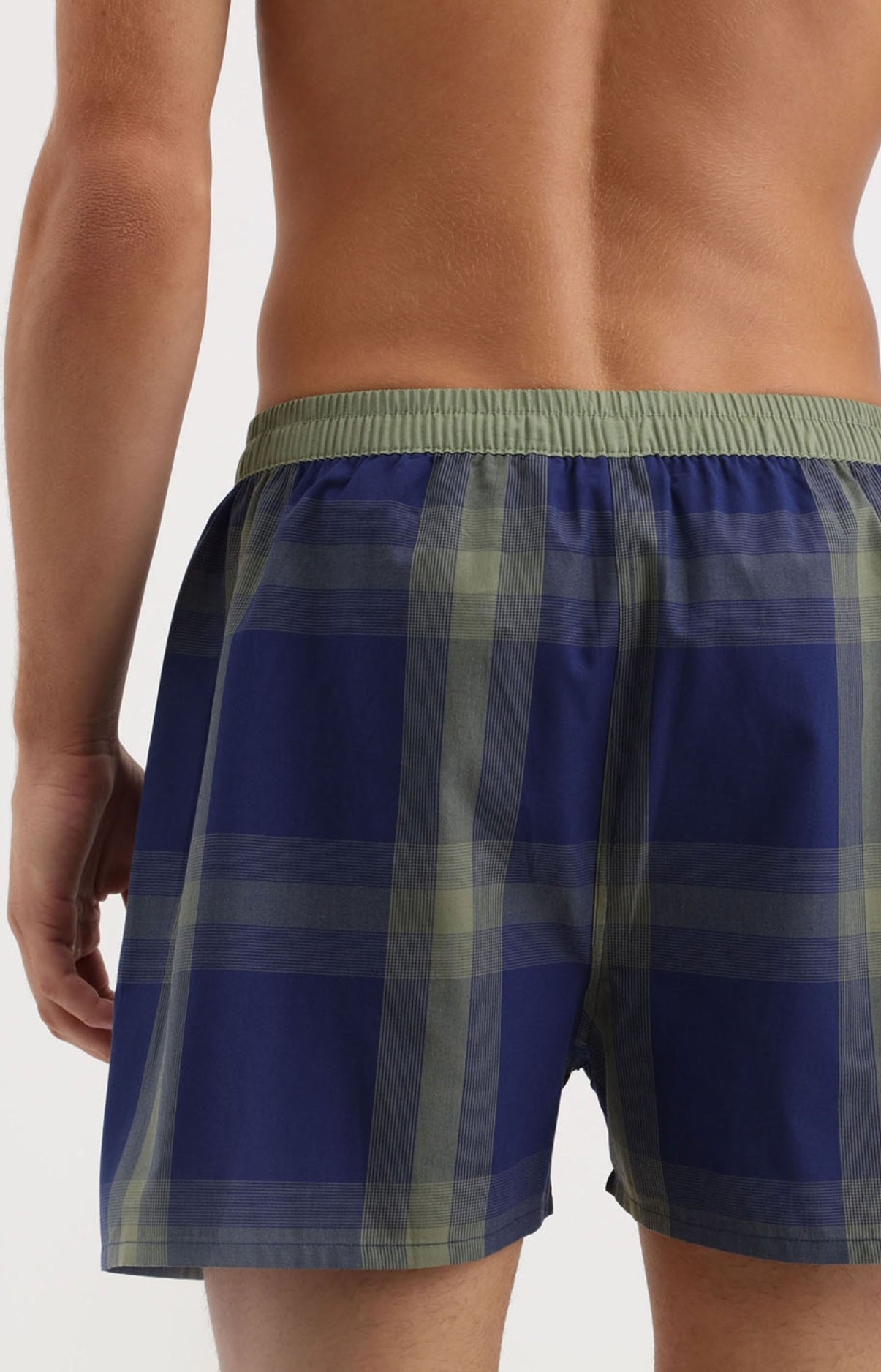 arthur-le-club-sammy-cale-on-homme-kaki image 3