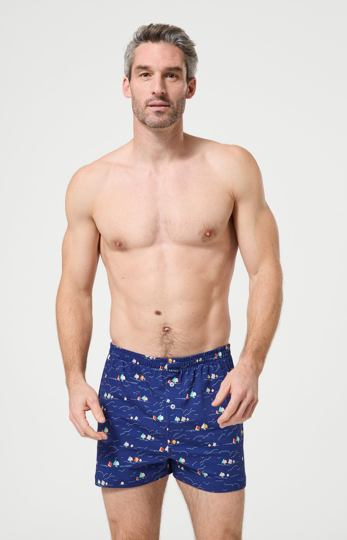 arthur-le-club-tranquill-t-cale-on-nuit-marine-jersey image 2