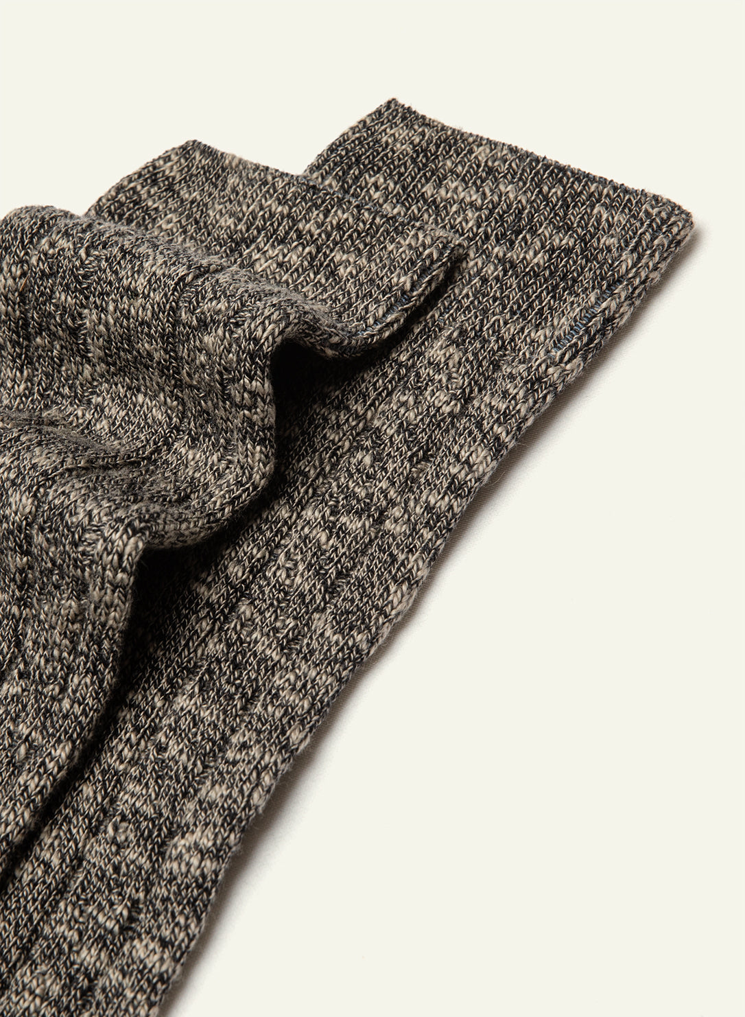 archiduchesse-cocooning-d-hiver-noir-gris-chaussettes-chaudes image 3