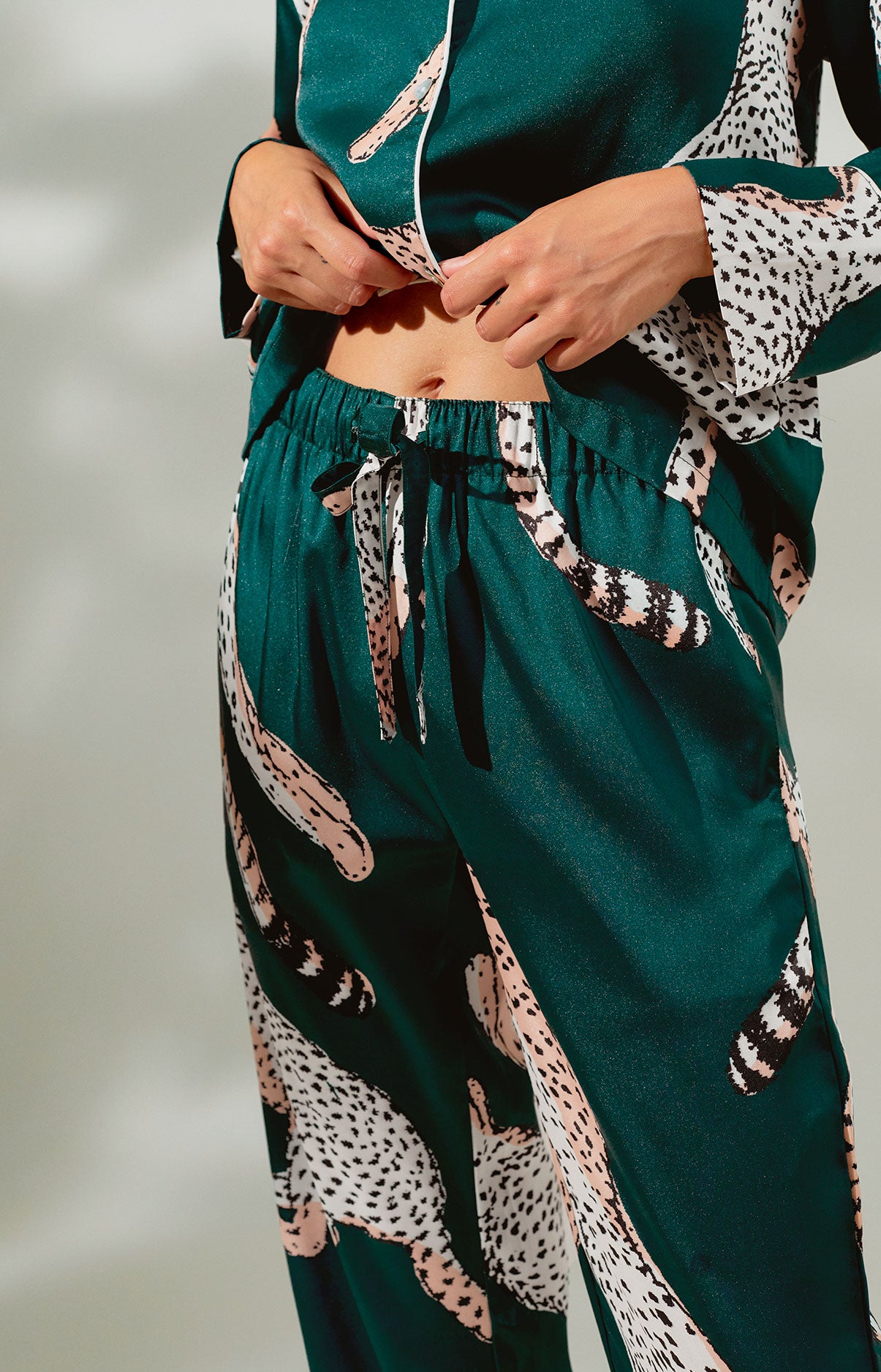 arthur-gu-pard-pyjama-femme-bouton-satin-coton-sapin image 2