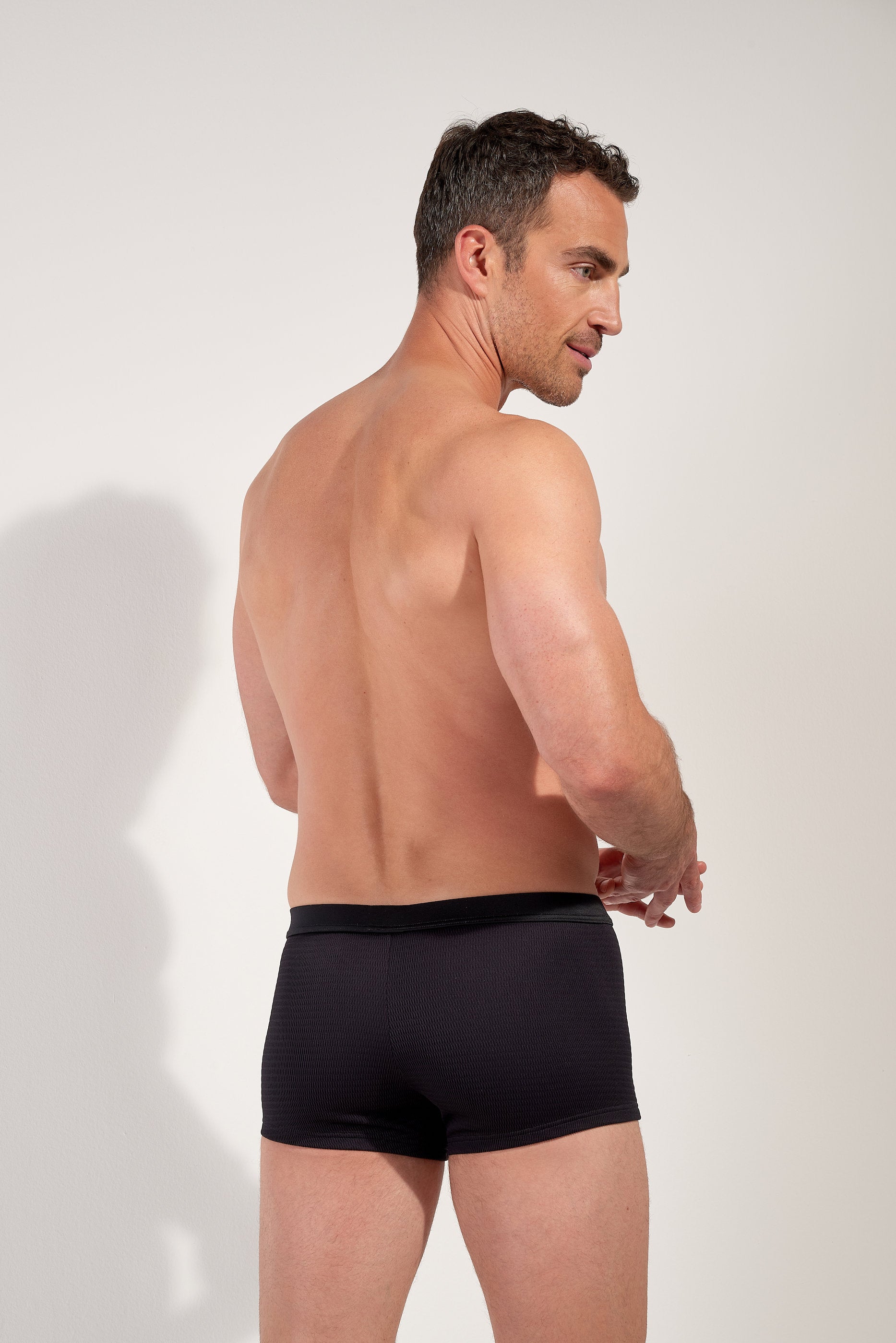 hom-h-fresh-harold-short-de-bain-noir-coupe-droite image 3