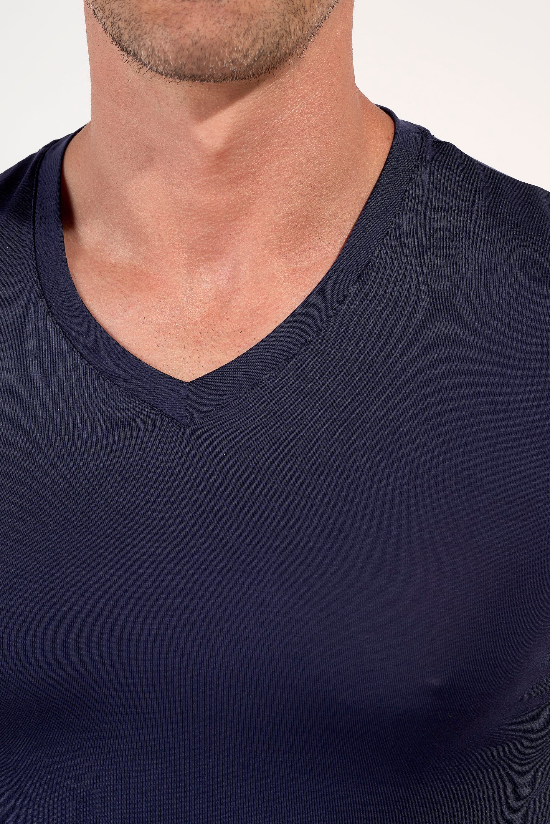 hom-tencel-soft-t-shirt-col-v-homme-marine-lyocell image 4
