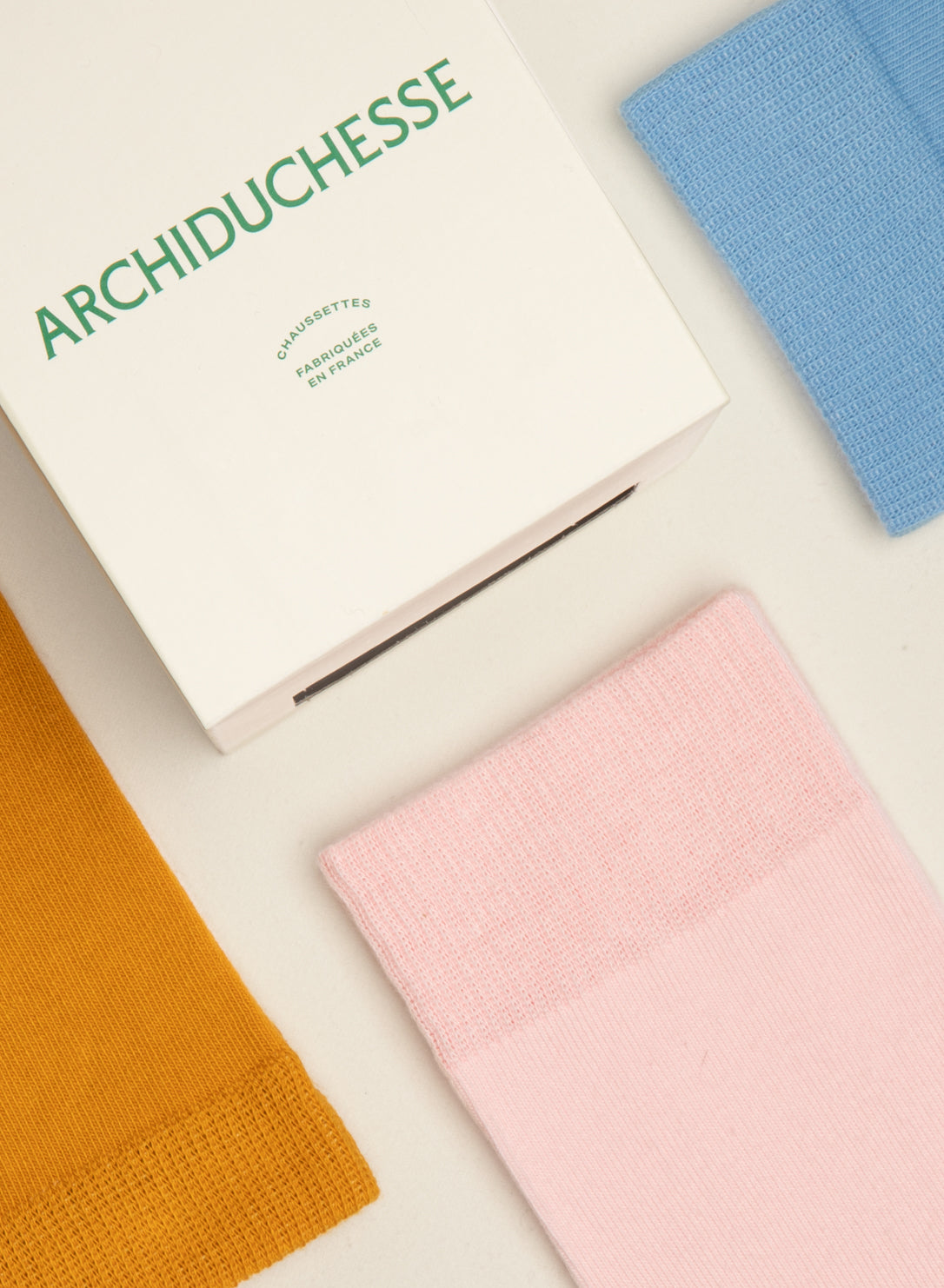 archiduchesse-de-ville-trio-color-chaussettes-coton-bleu-jaune-rose image 3