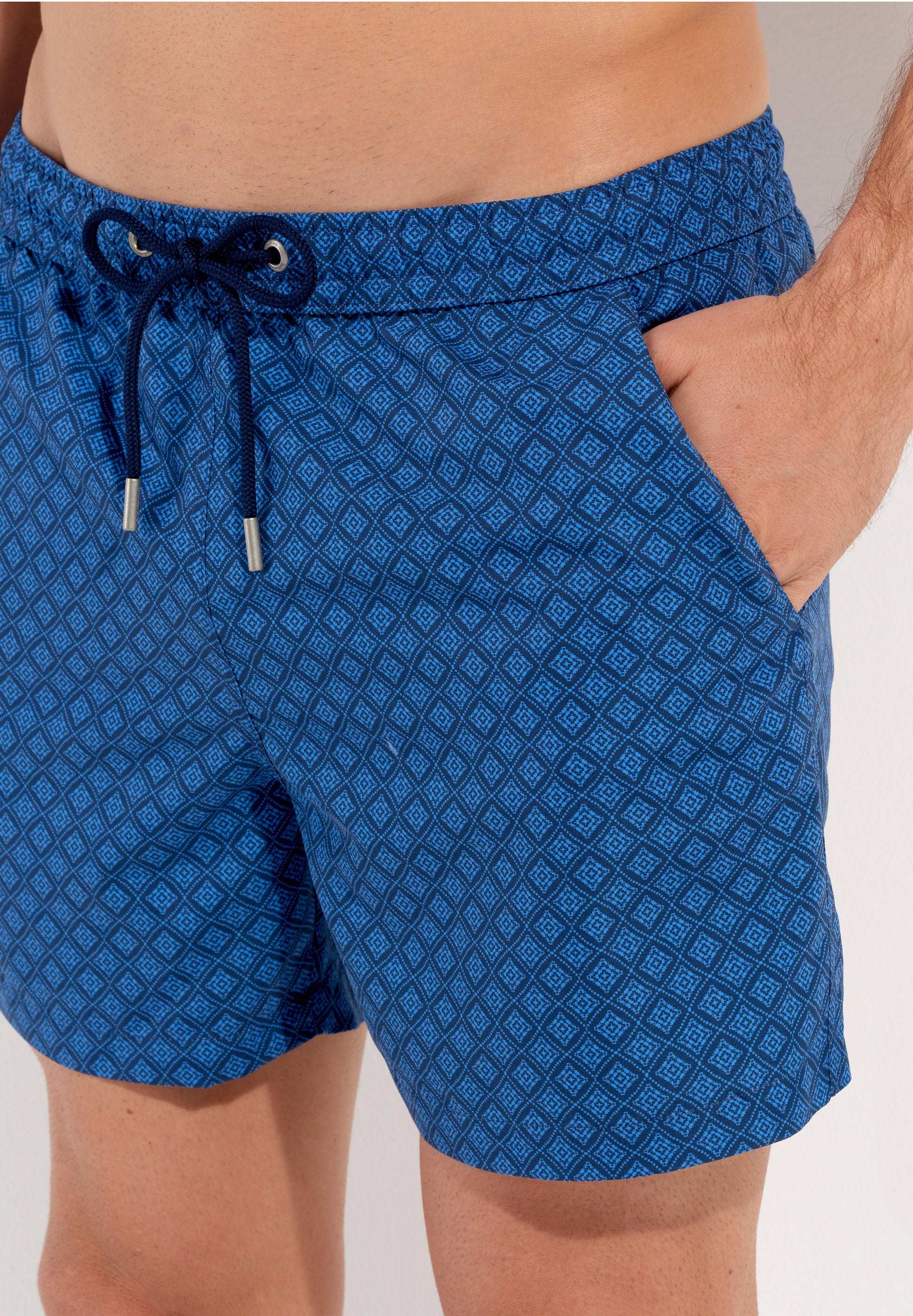 hom-h-fresh-hendaye-402935-short-de-plage-bleu-losanges image 3