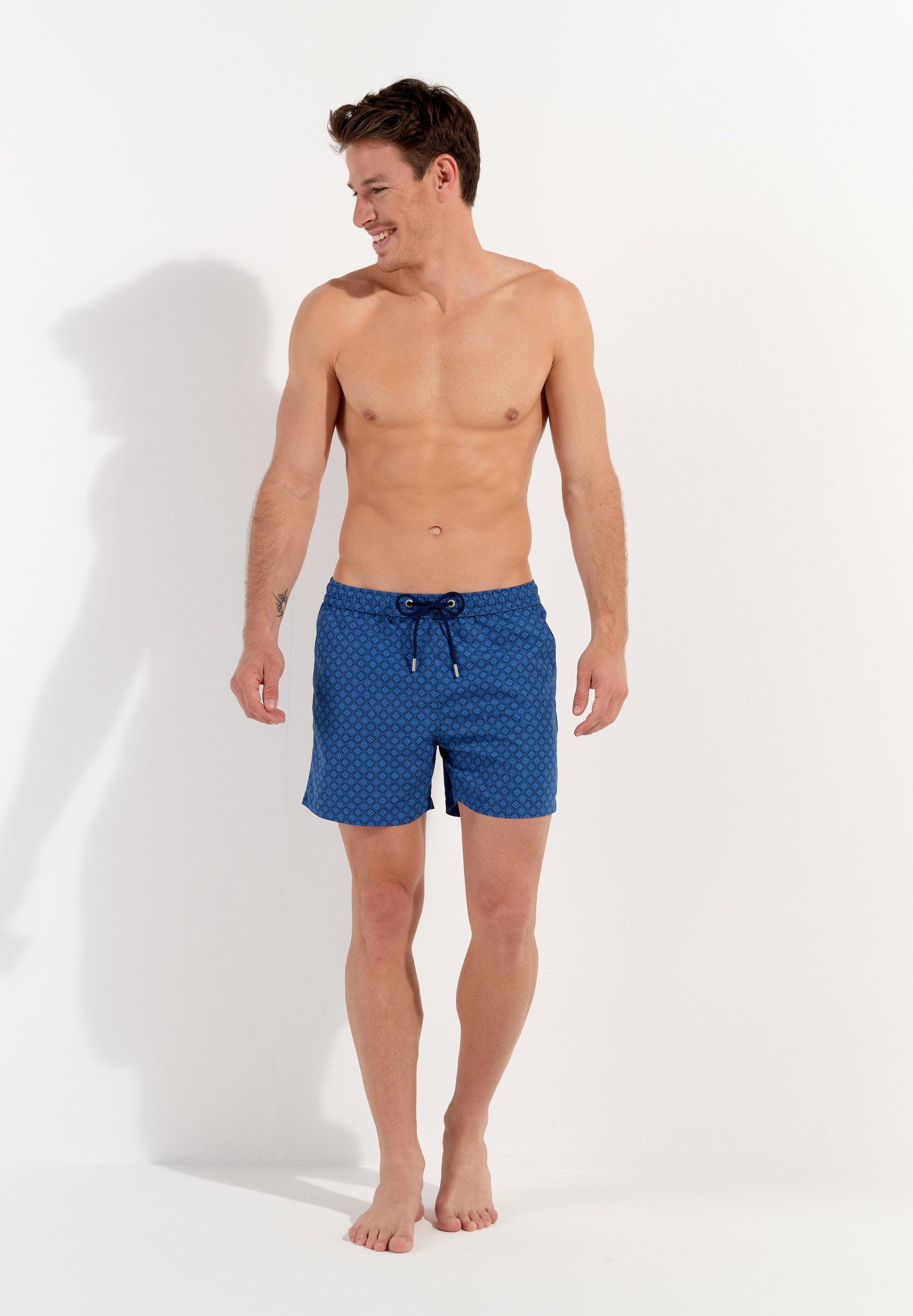hom-h-fresh-hendaye-402935-short-de-plage-bleu-losanges image 2
