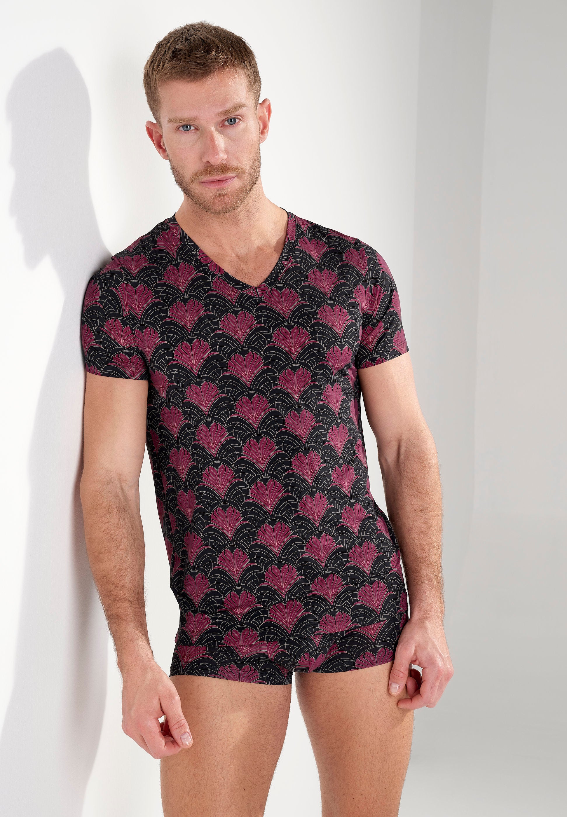hom-carlyle-t-shirt-col-v-homme-bordeaux-imprim image 2
