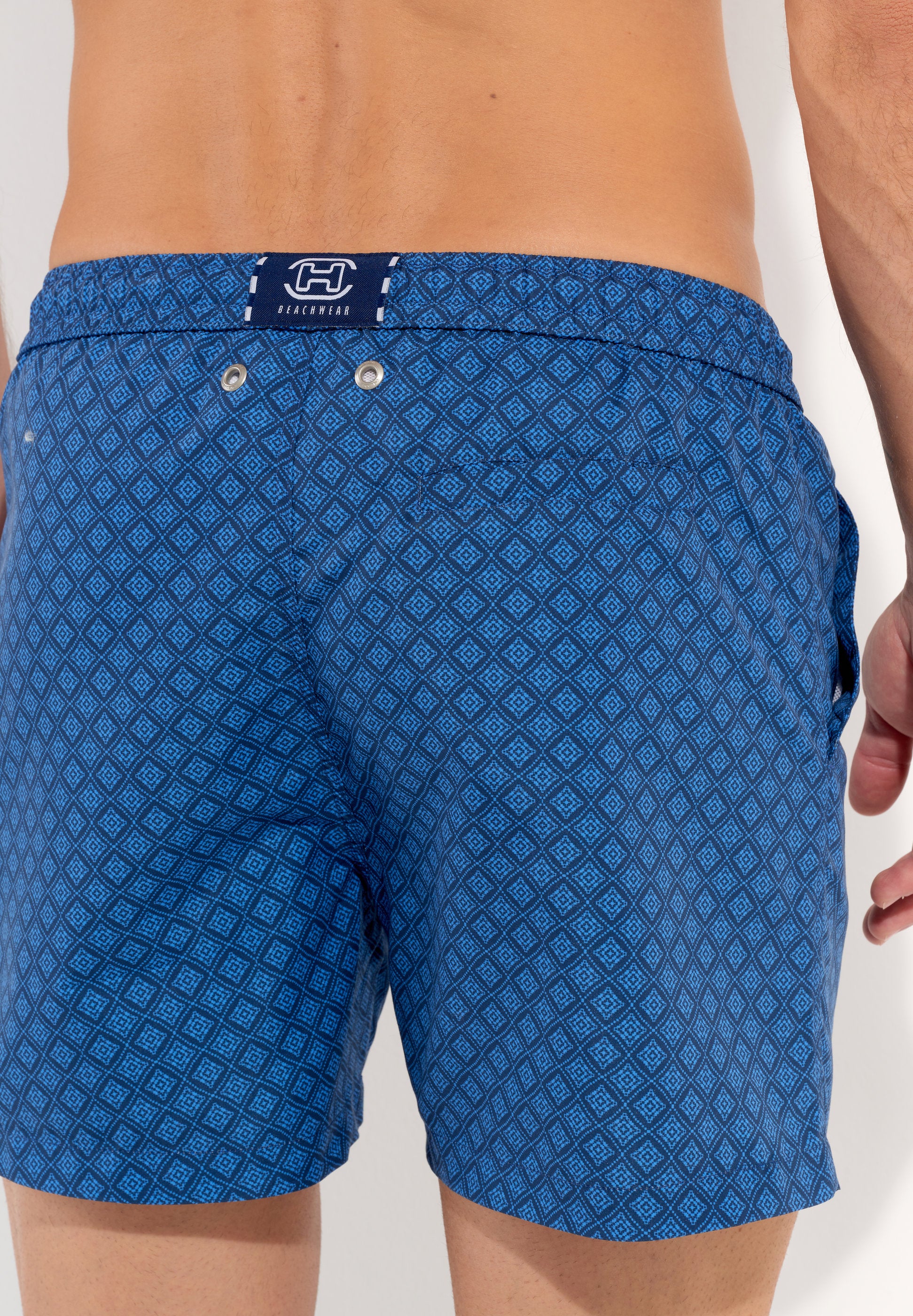 hom-h-fresh-hendaye-402935-short-de-plage-bleu-losanges image 6